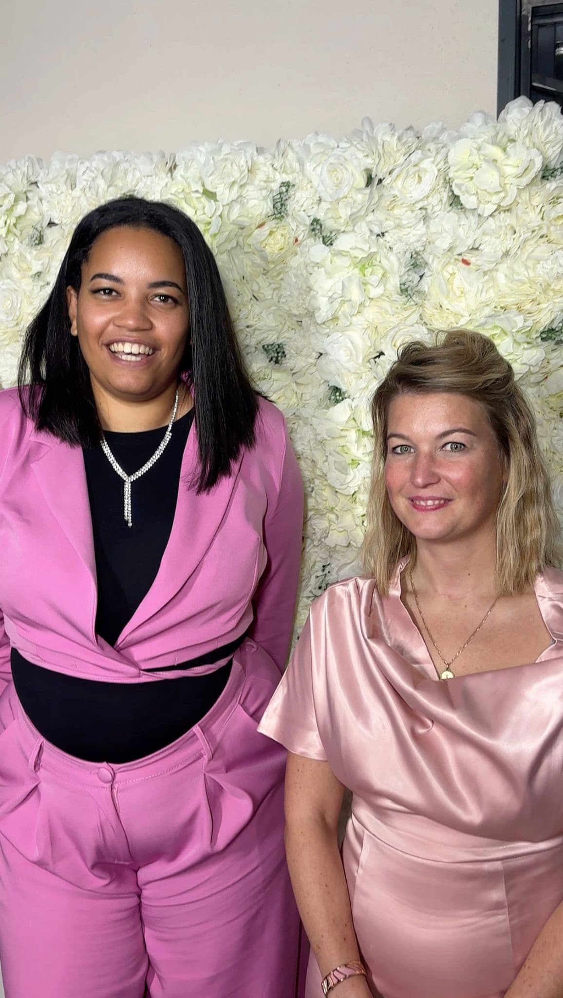 Invitées souriant lors d'une interview de mariage